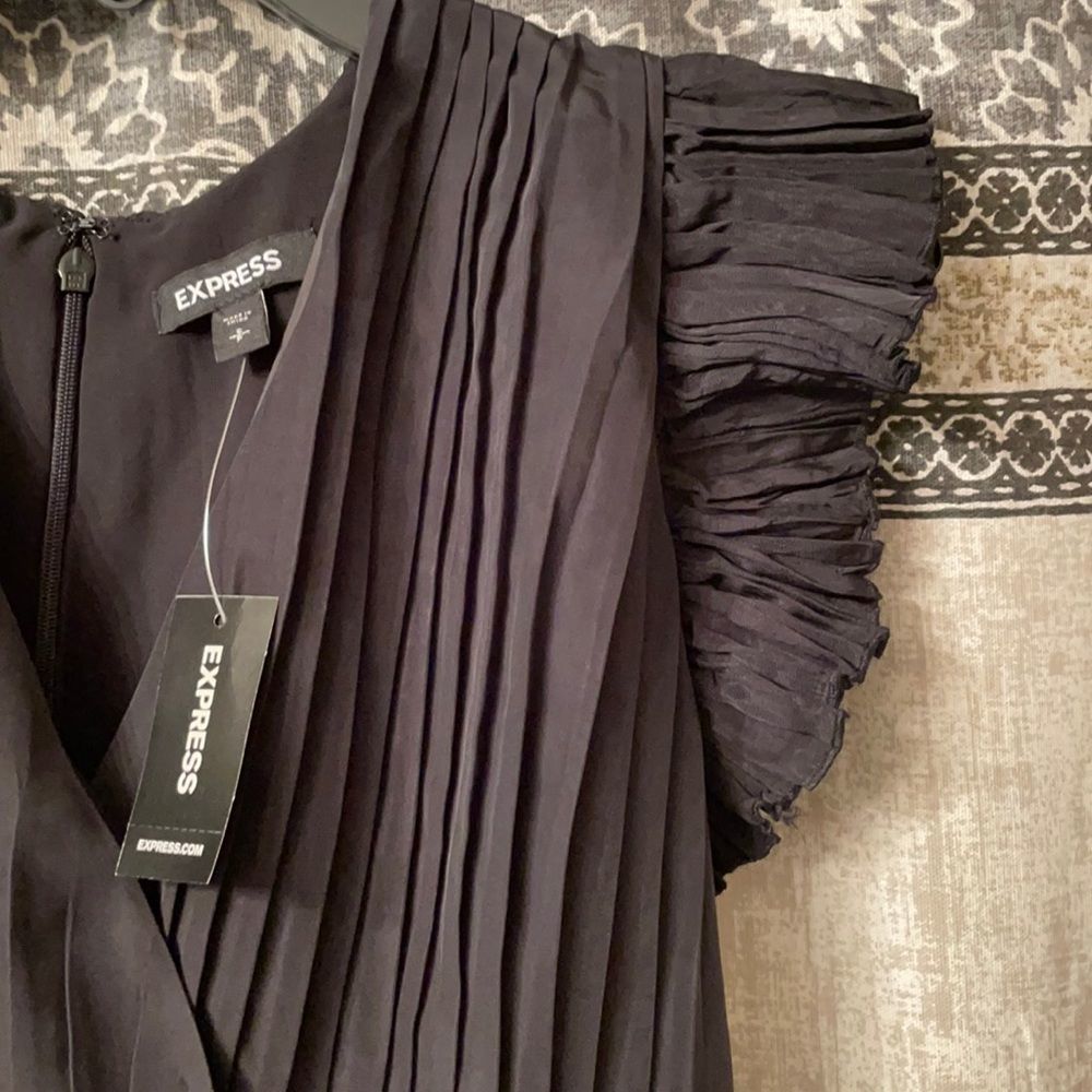 🎉🎉🎉HP🎉🎉🎉Nwt Express Sz SP Black zip back fan cap sleeves - Picture 2 of 9